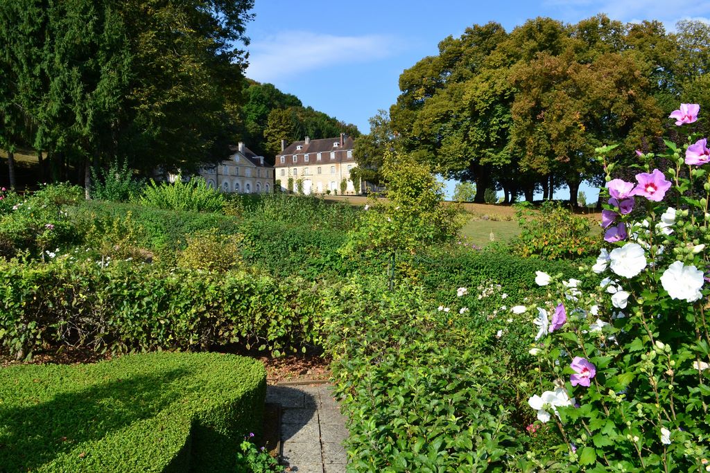France. Le château d'Arlay est réputé être le plus ancien « château-vignoble » de France. ©-Jura-Tourisme.
