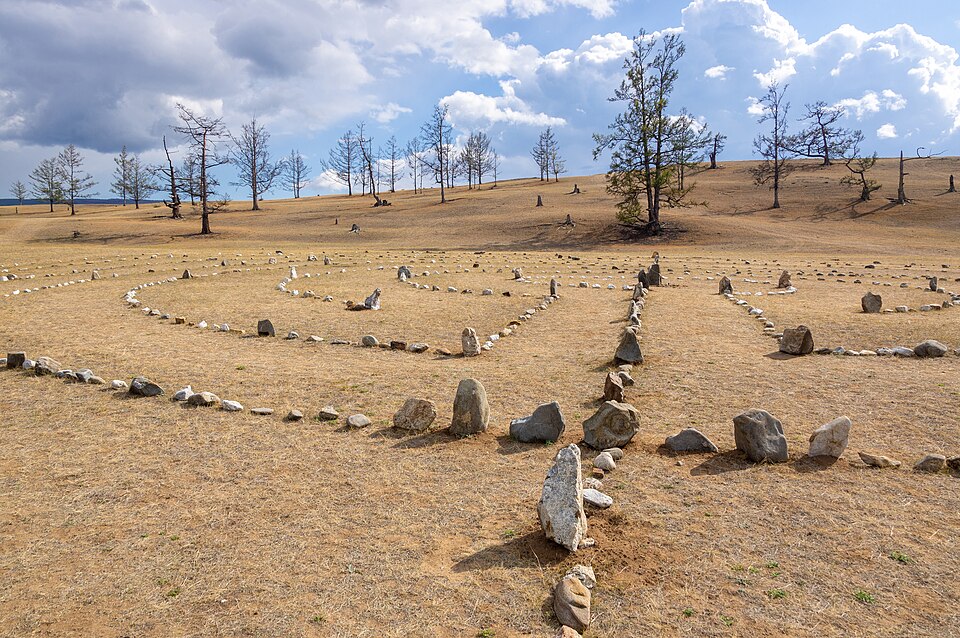 Russie. Lac Baïkal. Labyrinthes de pierre, méandres, cercles et labyrinthes en spirale faits de pierres, utilisés dans les pratiques rituelles chamaniques. Le chamanisme sur l’île d’Olkhon. © Vyacheslav Argenberg/Commons. 