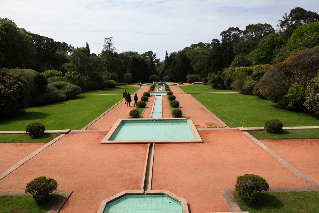 Portugal. Vue sur les bassins depuis la villa Serralves. B. Postel. 