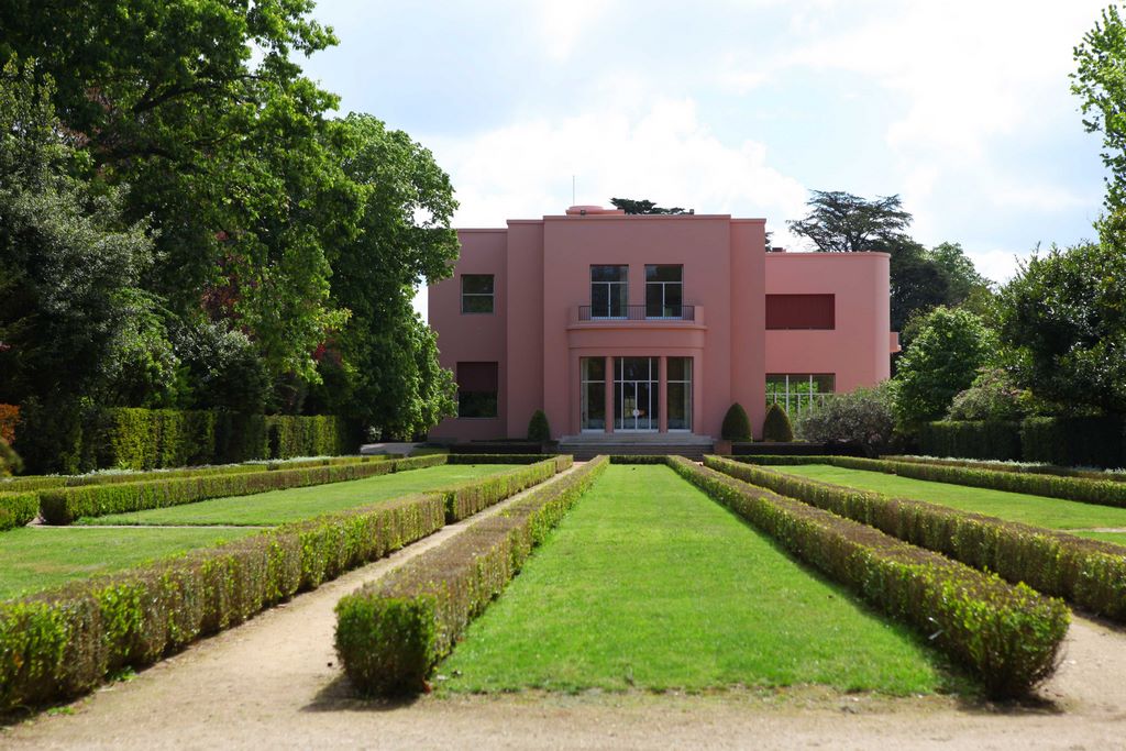 Portugal. Vue de l'arrière de la Villa Serralves et de ses allées de buis très graphiques. B. Postel.