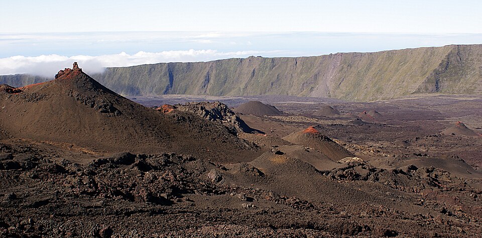 La Réunion. Alentours du Cratère Rivals (1937) : cônes adventifs sur les flancs du Piton de la Fournaise.