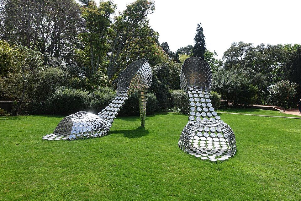 Portugal. Porto. Fondation Serralves. Marilyn, 2011, est le nom d’une sculpture étincelante : des escarpins gigantesques, conçus par l’artiste contemporaine portugaise, Joana Vasconcelos. Plus on s’approche de l’œuvre, plus son matériau se dévoile. La glamour Marilyn est faite de casseroles et de couvercles en inox. Joseolgon/Commons.