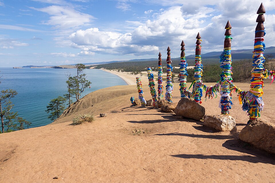 Russie. Lac Baïkal. Piliers chamaniques rituels au Cap Burhan. Olkhon Island. revêt une grande importance dans l’histoire du chamanisme sibérien et bouriate. © Vyacheslav Argenberg.