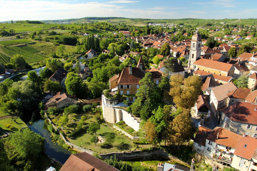 France. Arbois, cité vigneronne lovée entre vignes et montagne. Juratourisme.