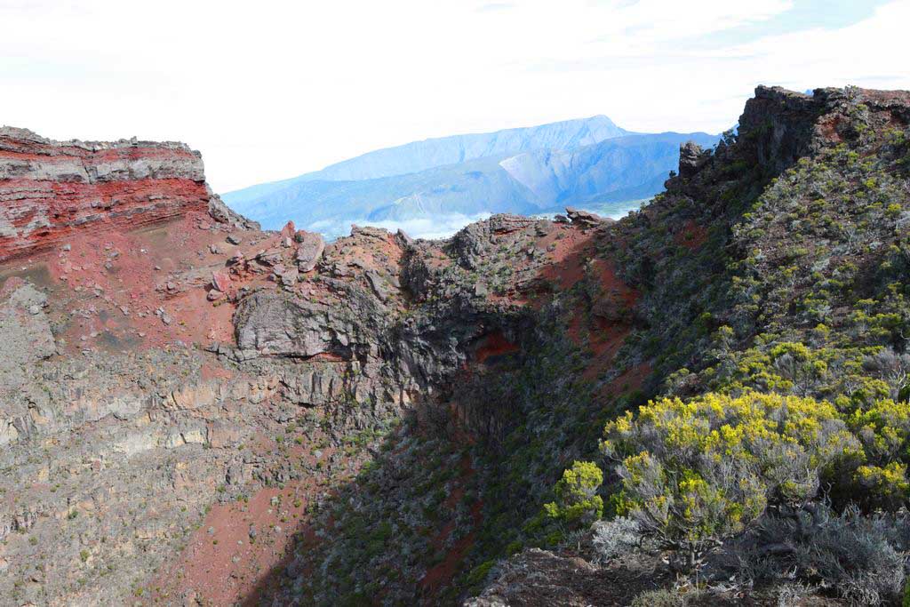 La Réunion. Une des faces du cratère Commerson. B. Postel.