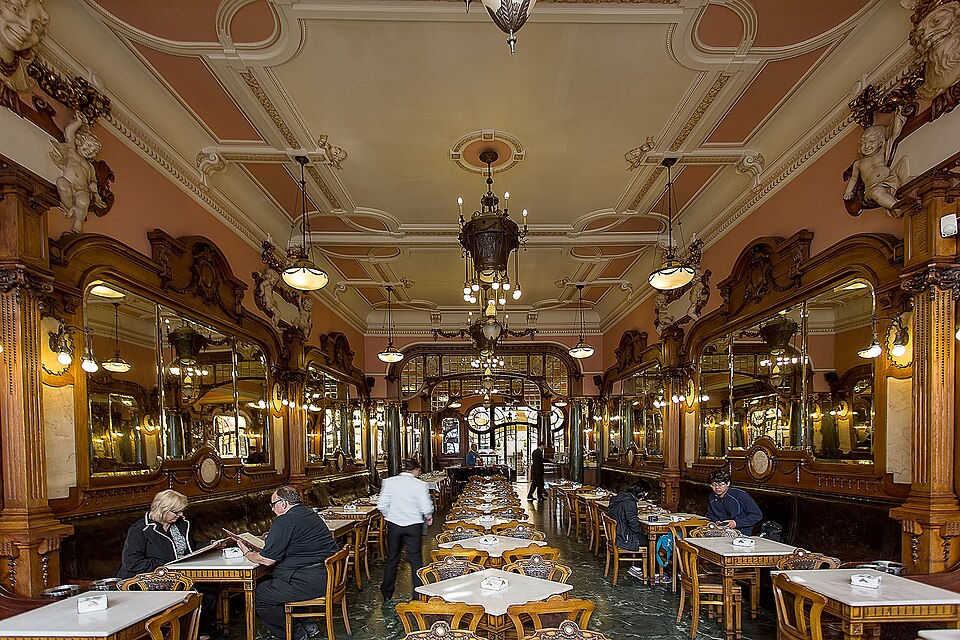 Porto. Le café Majestic est un véritable bijou de miroirs dorés, de boiseries sculptées et de lustres. José Moutinho/Commons.