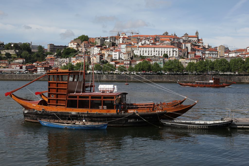 Porto Naviguez le long des rives de Porto et de Vila Nova de Gaia à bord d'un typique Bateau Rabelo. B. Postel.