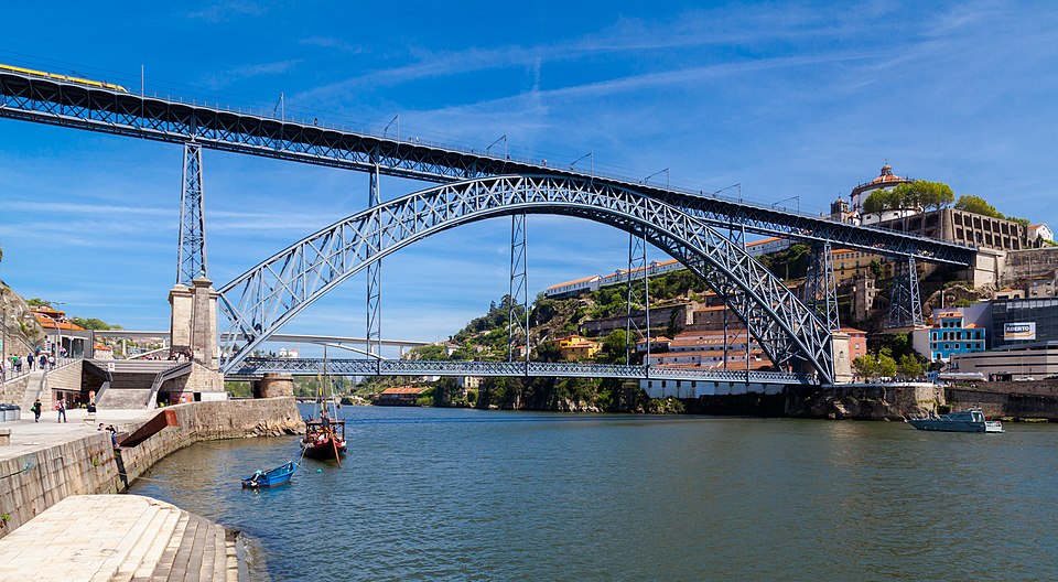 Portugal. Porto. Pour passer de la Ribeira à l'autre rive, on emprunte le vertigineux Pont métallique Dom-Luís, chef-d’œuvre de l'école Eiffel (XIXe). Diego Delso/Commons.