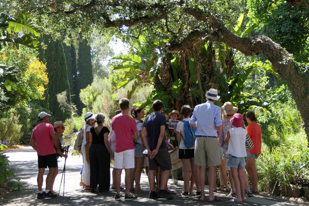 France. Le Domaine du Rayol est aussi un lieu de sensibilisation écologique, une démonstration grandeur nature de l'adaptation des plantes aux climats méditerranéens du monde.