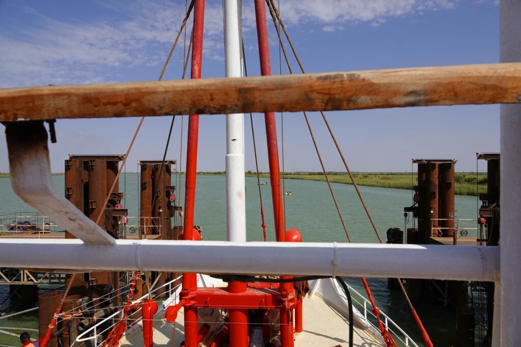 Senegal. Tricky crossing of the structures of the future Rosso bridge, the future of the Senegal-Mauritania link.
