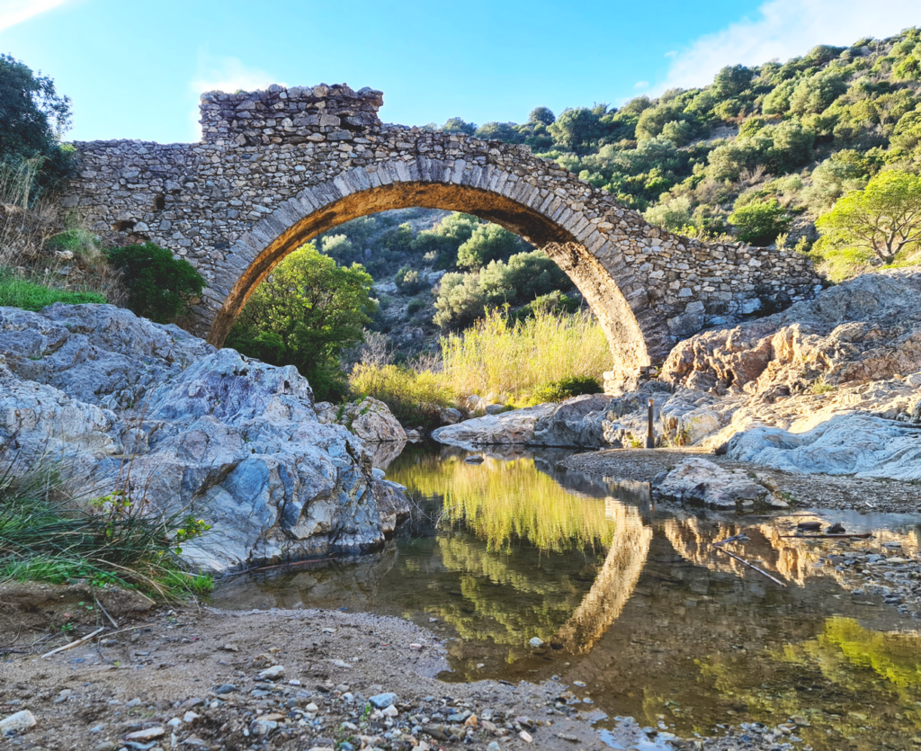 France. Grimaud. Derrière le nom enchanteur de "Pont des fées" se cache l’ancien aqueduc qui a permis, aux XVIe et XVIIe siècles, d’apporter l’eau au village de Grimaud jusqu’à une fontaine, aujourd'hui disparue, qui se situait, alors, dans le quartier de l’église. © golfe de Saint-Tropez.