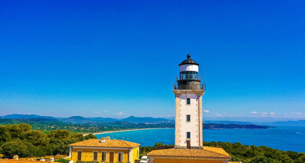 France. Sentinelle de pierre face à l'infini, le phare du Cap Camarat est le gardien silencieux d'un des plus beaux horizons de Méditerranée. © JL Chaix.