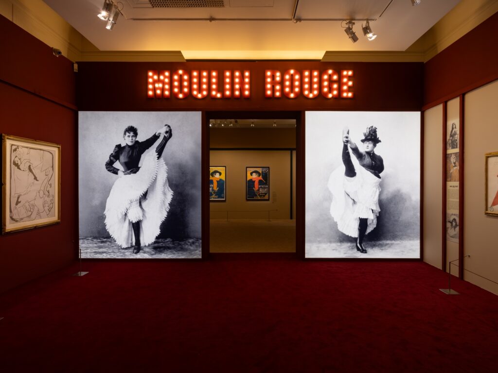 Exposition Toulouse -Lautrec. La scénographie de l’exposition, conceptualisée par Hubert le Gall à partir d’éléments de guinguettes et de photos d’archives, restitue avec justesse l’atmosphère parisienne qu’a connue cet artiste. Thomas Garnier.
