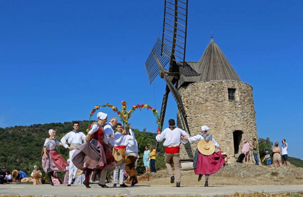 France. À quelques centaines de mètres du village de Grimaud, le vieux moulin à vent veille encore sur les paysages, témoignage du passé agricole de la région. © E. Bertrand.