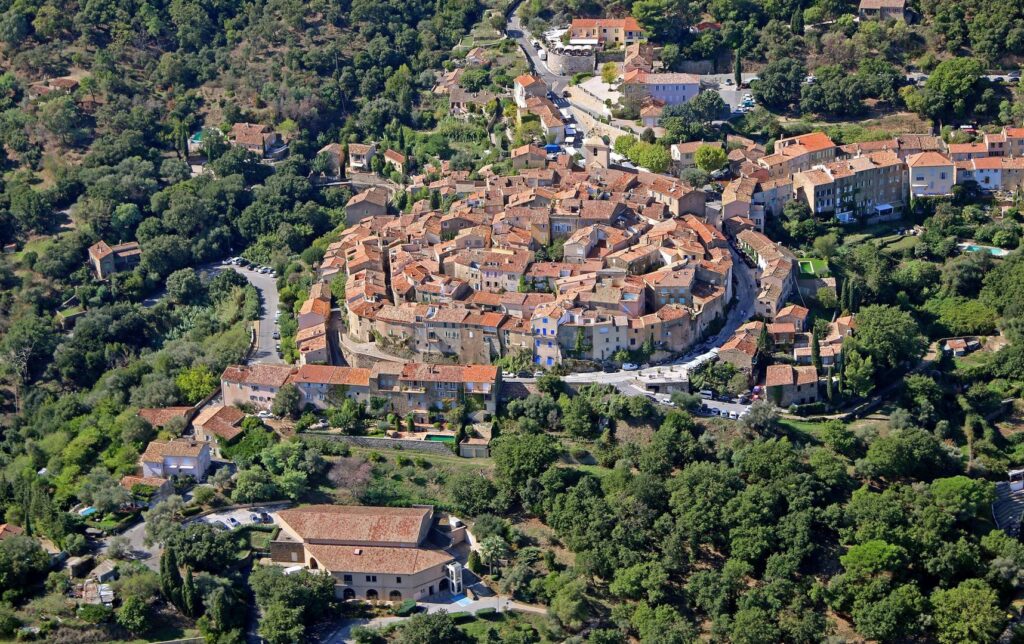 France. Vu du ciel, Ramatuelle s'organise en cercles concentriques. Un village qui se découvre au rythme de ses courbes. © E. Bertrand.
